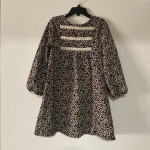 Beautiful dress, worn twice. Size 6 kids